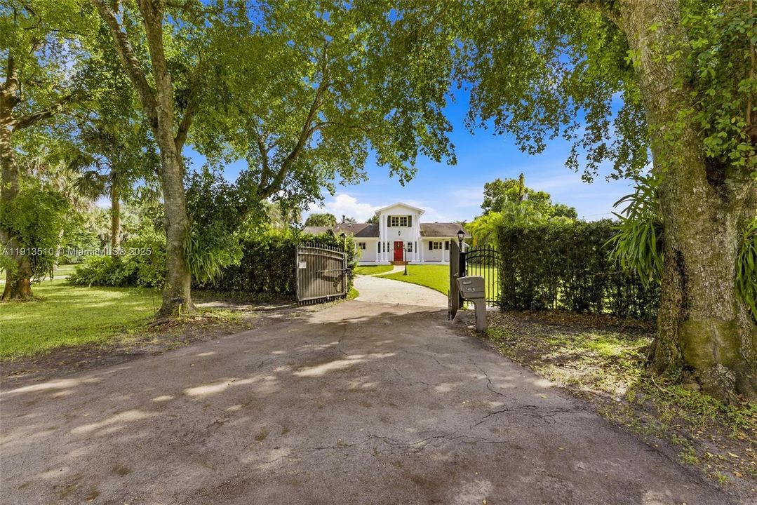 For Sale: $975,000 (3 beds, 2 baths, 2064 Square Feet)