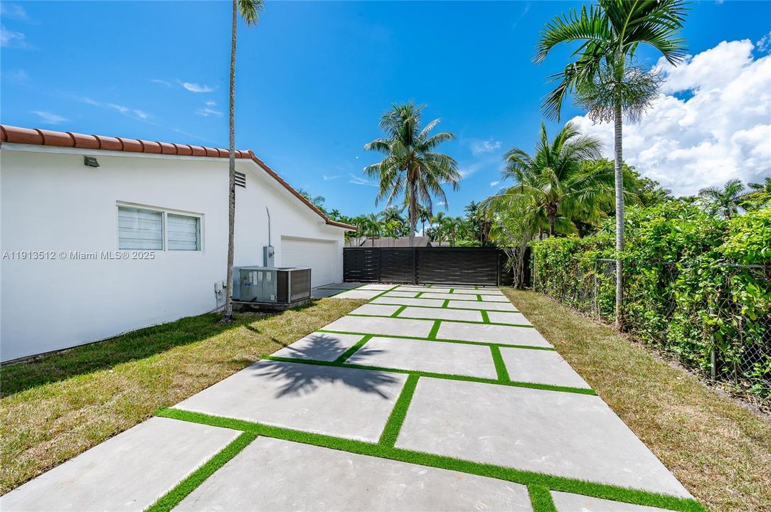 Active With Contract: $7,995 (4 beds, 3 baths, 2588 Square Feet)