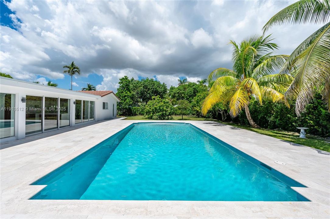 Active With Contract: $7,995 (4 beds, 3 baths, 2588 Square Feet)