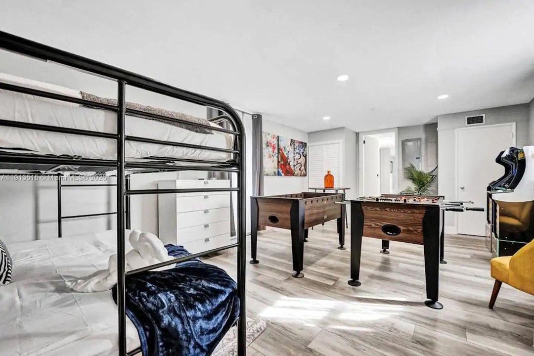 出租: $12,995 (6 贝兹, 4 浴室, 2922 平方英尺)