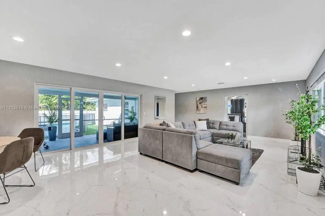 出租: $12,995 (6 贝兹, 4 浴室, 2922 平方英尺)