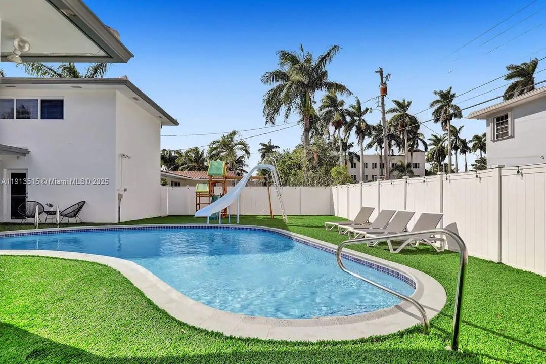 出租: $12,995 (6 贝兹, 4 浴室, 2922 平方英尺)