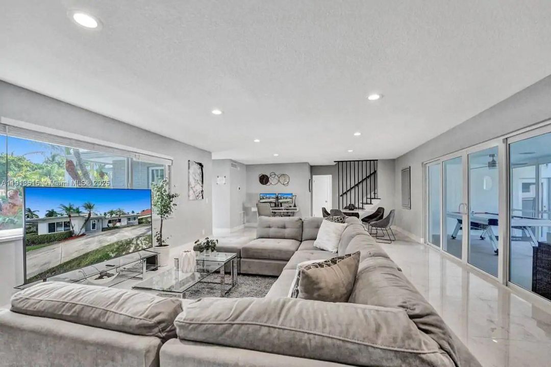 出租: $12,995 (6 贝兹, 4 浴室, 2922 平方英尺)