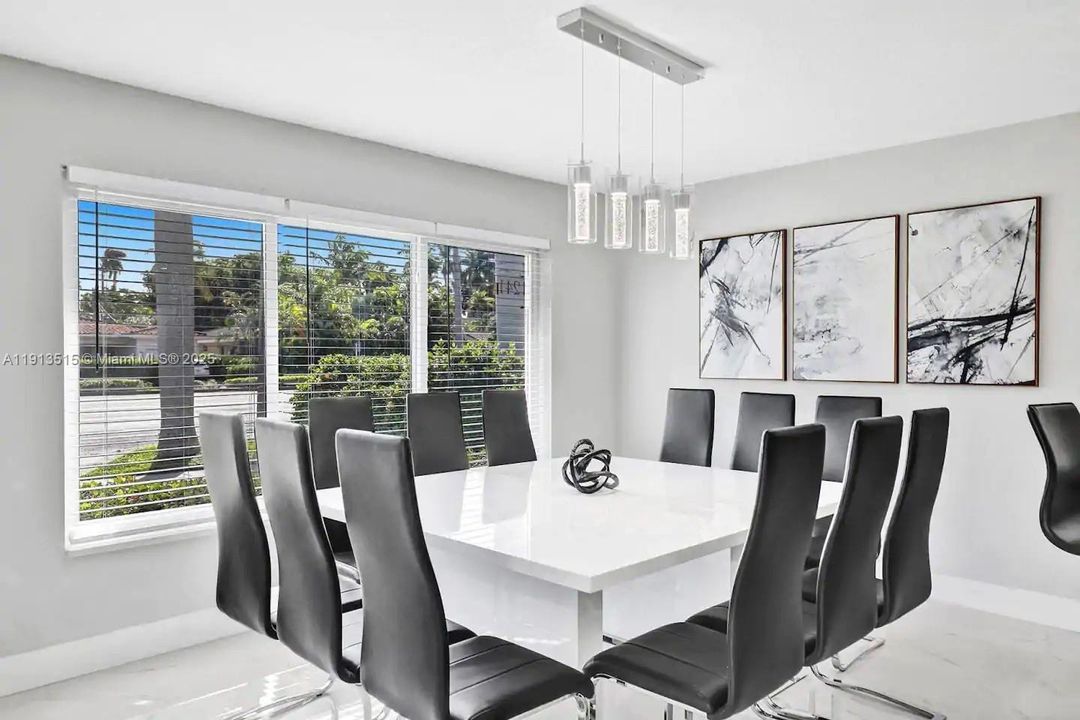 出租: $12,995 (6 贝兹, 4 浴室, 2922 平方英尺)