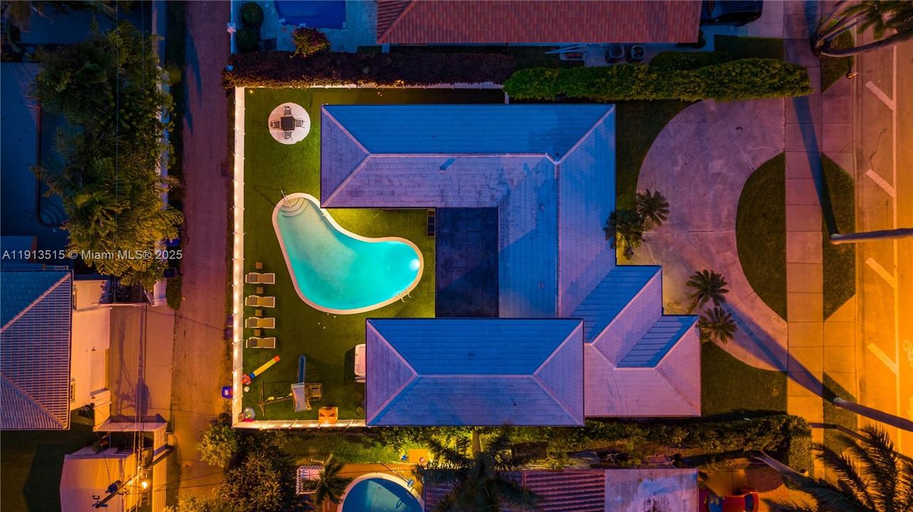 出租: $12,995 (6 贝兹, 4 浴室, 2922 平方英尺)