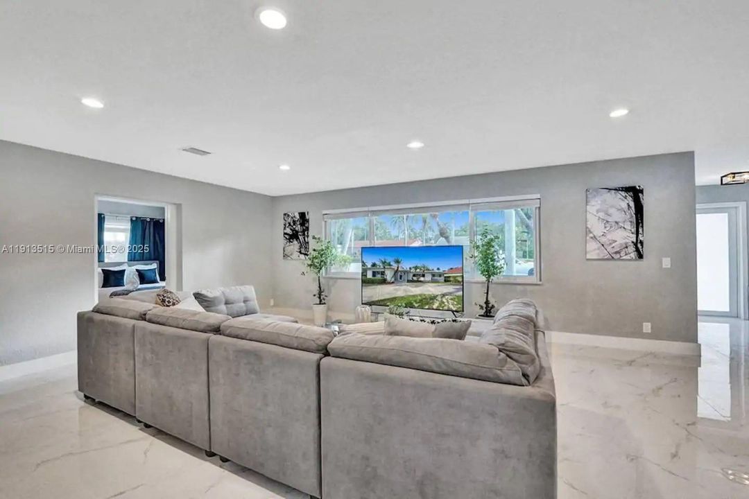 出租: $12,995 (6 贝兹, 4 浴室, 2922 平方英尺)