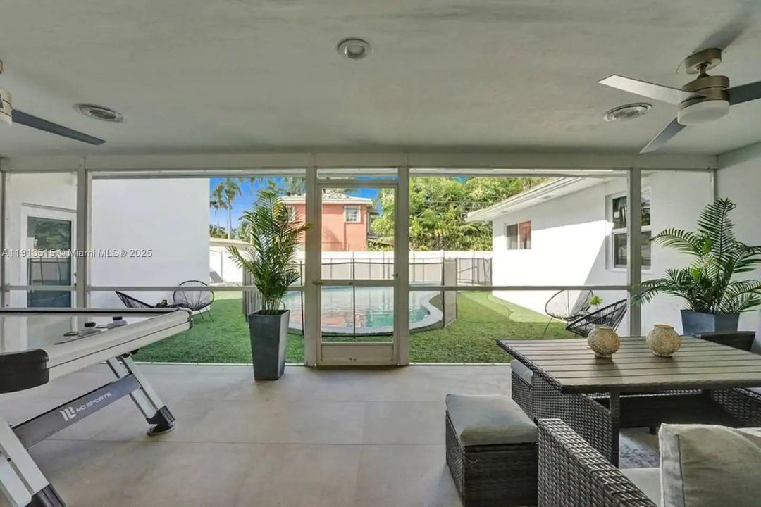 出租: $12,995 (6 贝兹, 4 浴室, 2922 平方英尺)