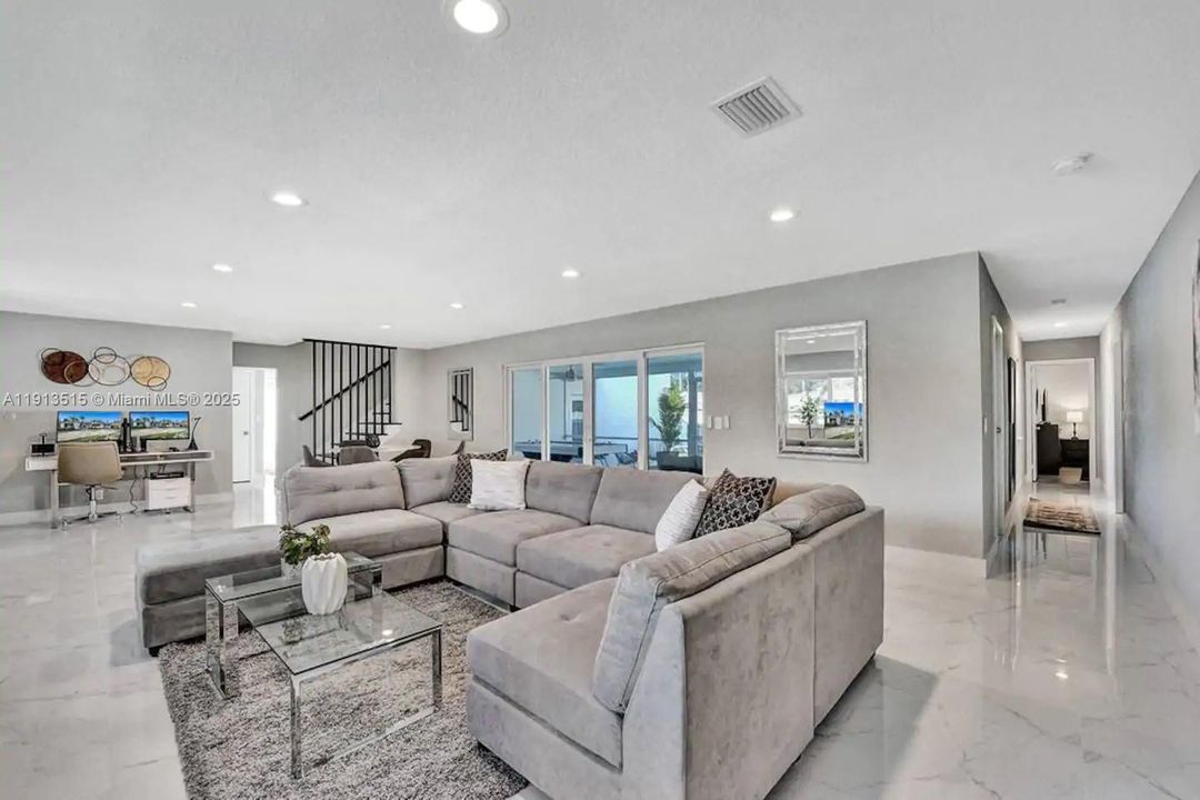 出租: $12,995 (6 贝兹, 4 浴室, 2922 平方英尺)