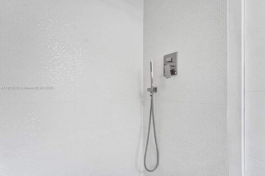 出租: $12,995 (6 贝兹, 4 浴室, 2922 平方英尺)