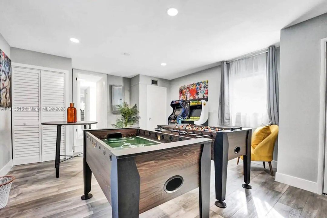 出租: $12,995 (6 贝兹, 4 浴室, 2922 平方英尺)