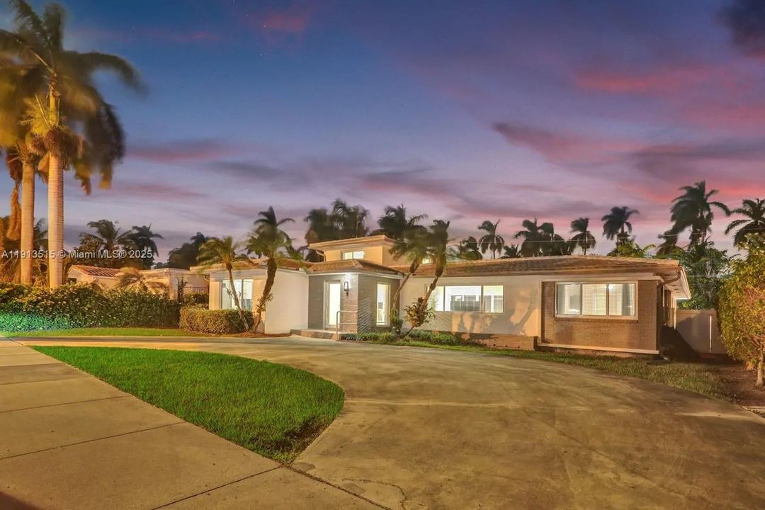 出租: $12,995 (6 贝兹, 4 浴室, 2922 平方英尺)