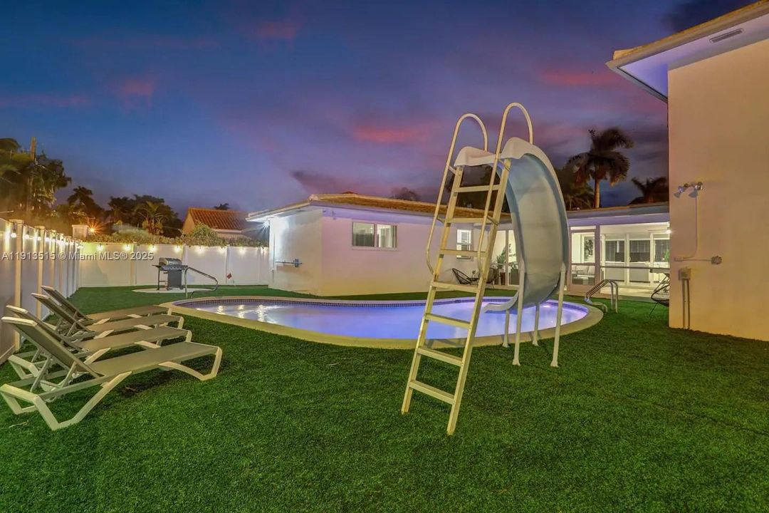 出租: $12,995 (6 贝兹, 4 浴室, 2922 平方英尺)