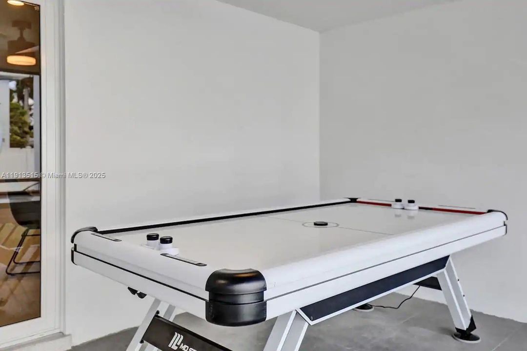 出租: $12,995 (6 贝兹, 4 浴室, 2922 平方英尺)