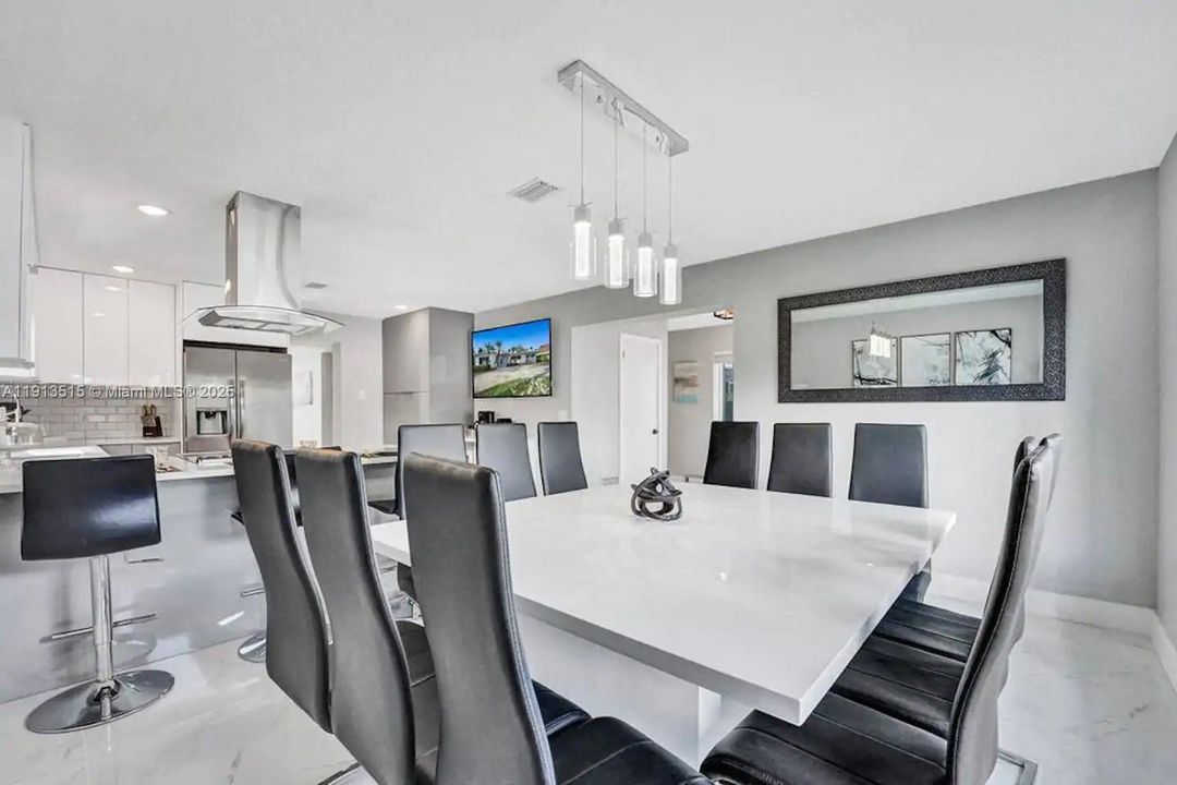 出租: $12,995 (6 贝兹, 4 浴室, 2922 平方英尺)