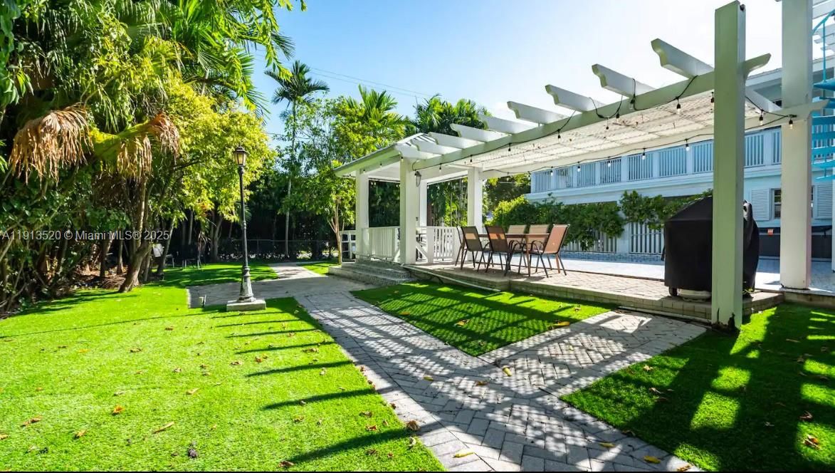 En Venta: $2,600,000 (8 camas, 5 baños, 5097 Pies cuadrados)