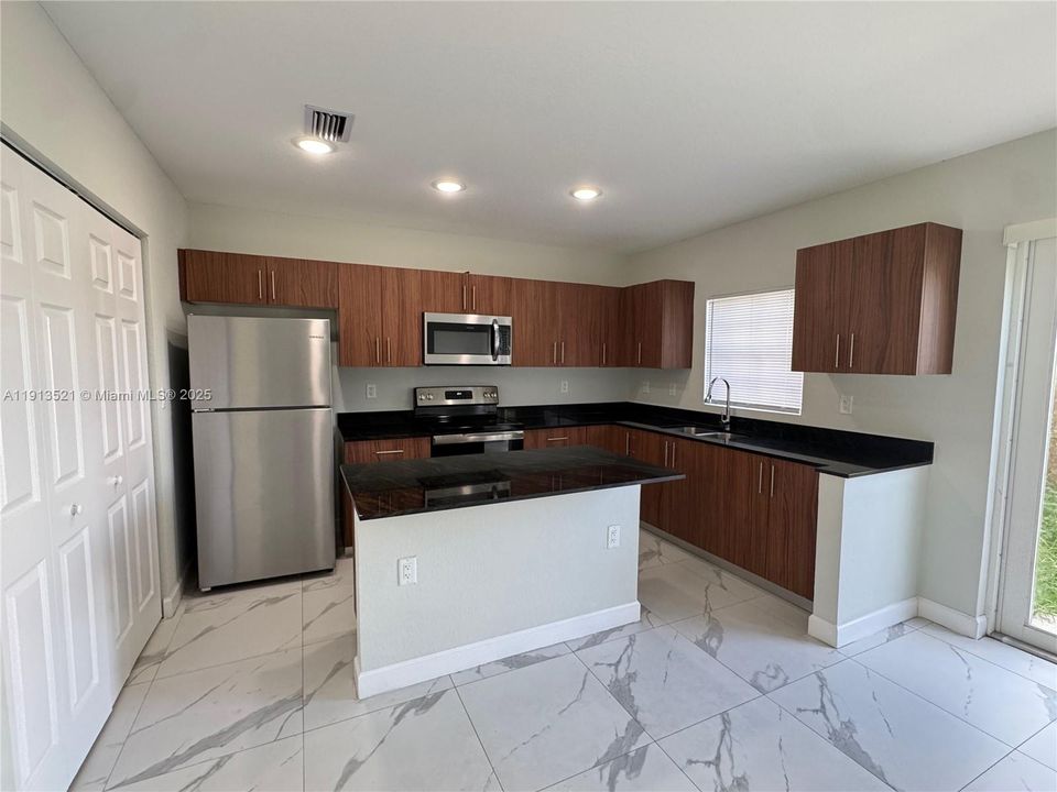 Recently Rented: $2,000 (2 beds, 2 baths, 1244 Square Feet)