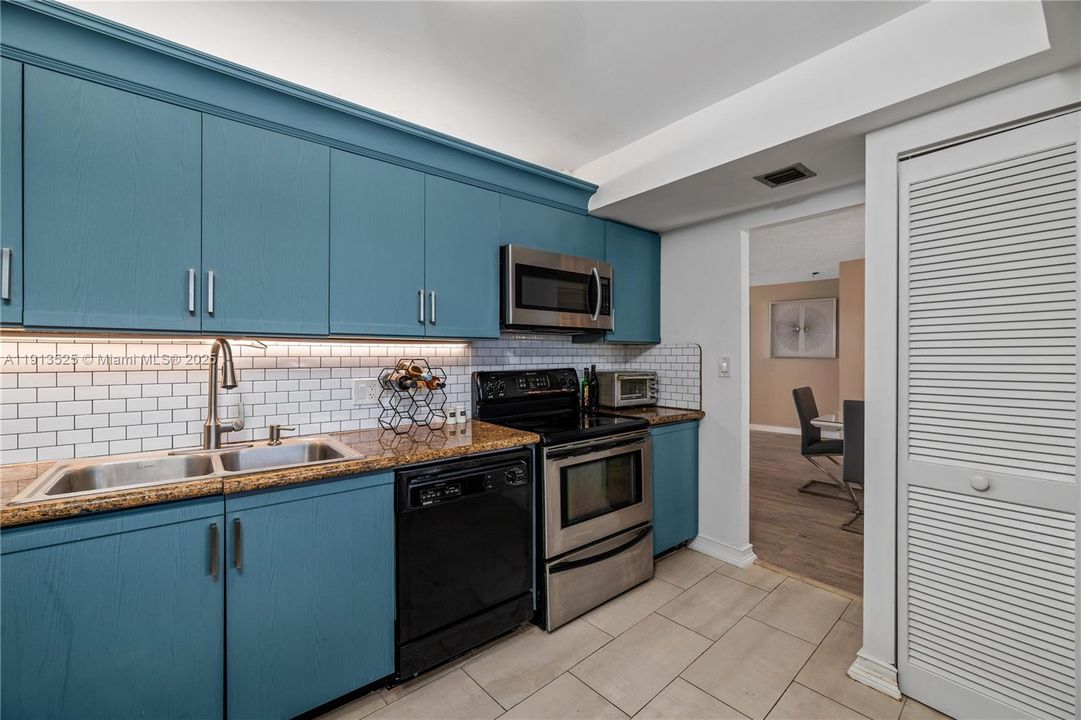 На продажу: $699,000 (2 спален, 2 ванн, 1170 Квадратных фут)