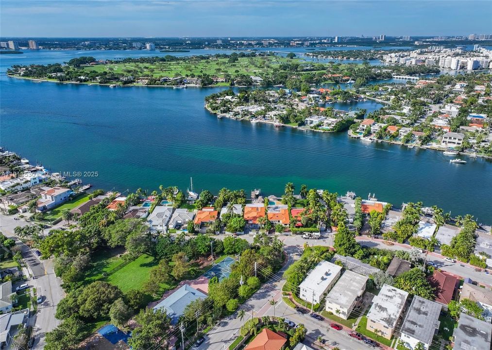 合同活跃: $2,200 (2 贝兹, 1 浴室, 936 平方英尺)