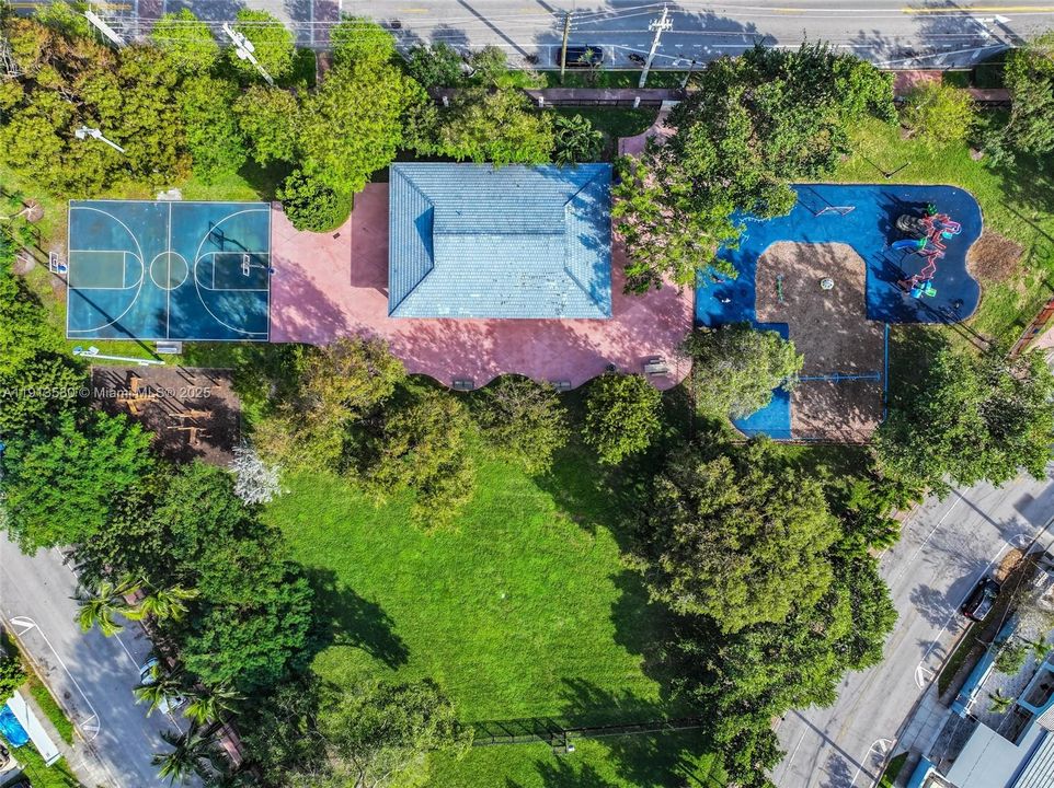 合同活跃: $2,200 (2 贝兹, 1 浴室, 936 平方英尺)