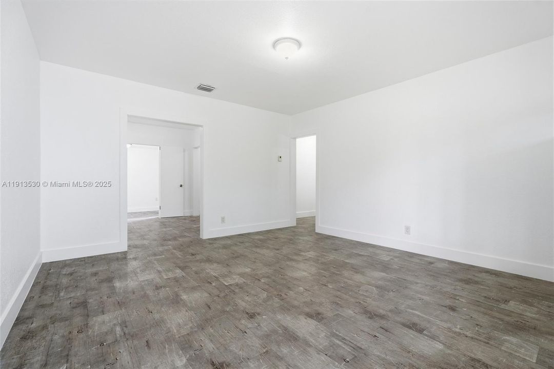 合同活跃: $2,200 (2 贝兹, 1 浴室, 936 平方英尺)