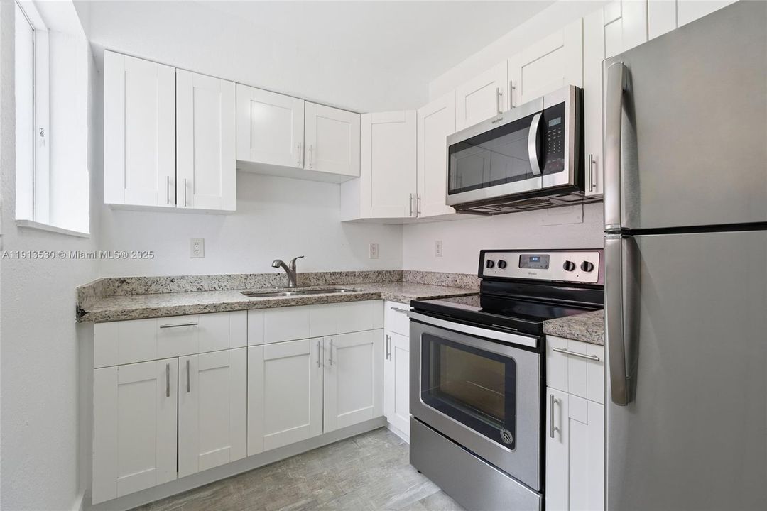 合同活跃: $2,200 (2 贝兹, 1 浴室, 936 平方英尺)