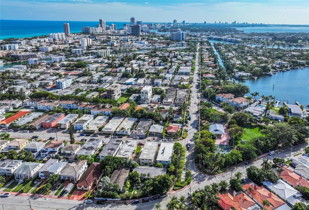 合同活跃: $2,200 (2 贝兹, 1 浴室, 936 平方英尺)