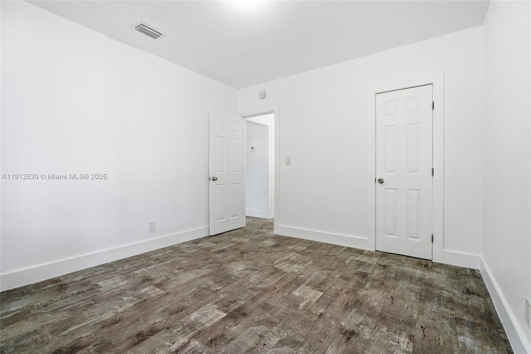 合同活跃: $2,200 (2 贝兹, 1 浴室, 936 平方英尺)