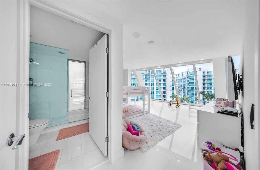 For Sale: $3,500,000 (5 beds, 5 baths, 4684 Square Feet)