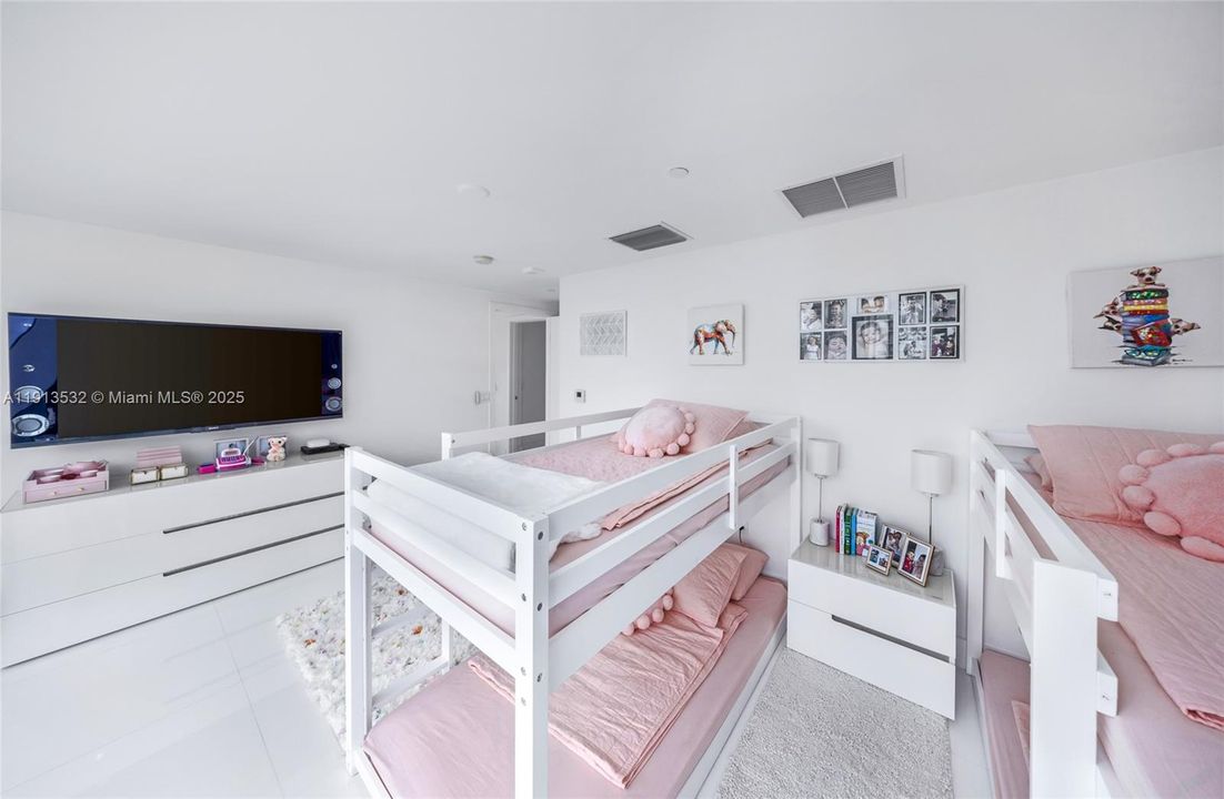 For Sale: $3,500,000 (5 beds, 5 baths, 4684 Square Feet)