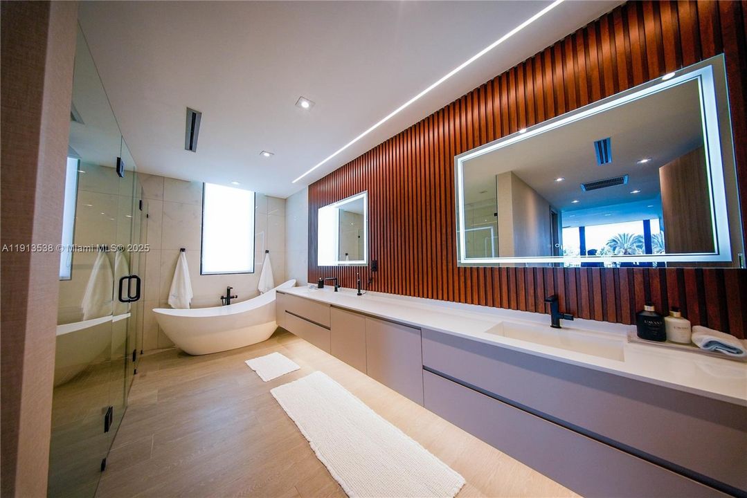 En Venta: $13,999,999 (6 camas, 6 baños, 4703 Pies cuadrados)