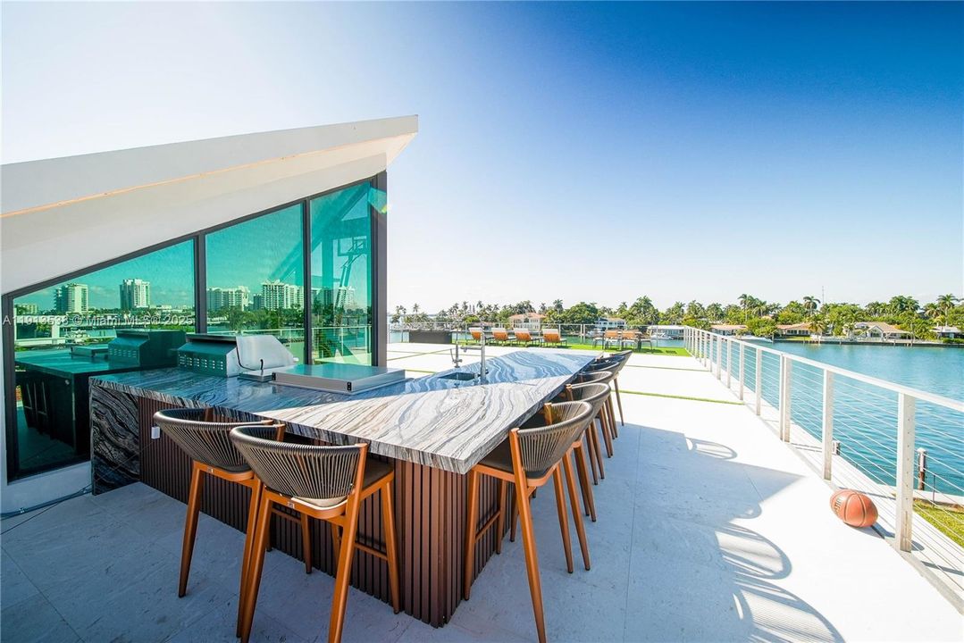 En Venta: $13,999,999 (6 camas, 6 baños, 4703 Pies cuadrados)