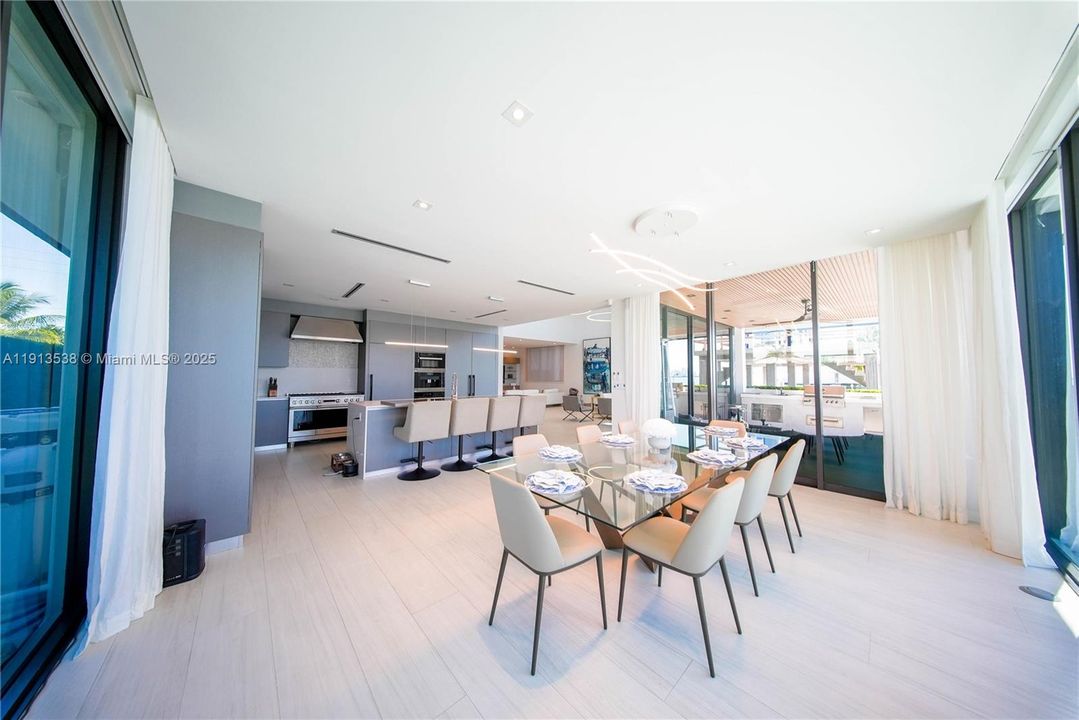 En Venta: $13,999,999 (6 camas, 6 baños, 4703 Pies cuadrados)