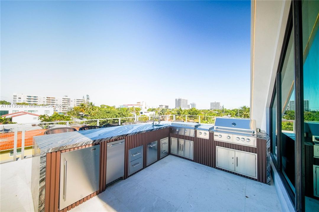 En Venta: $13,999,999 (6 camas, 6 baños, 4703 Pies cuadrados)
