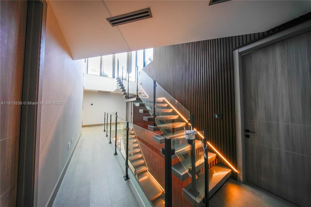 En Venta: $13,999,999 (6 camas, 6 baños, 4703 Pies cuadrados)