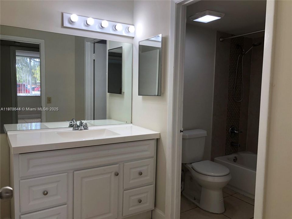 На продажу: $265,000 (2 спален, 1 ванн, 940 Квадратных фут)