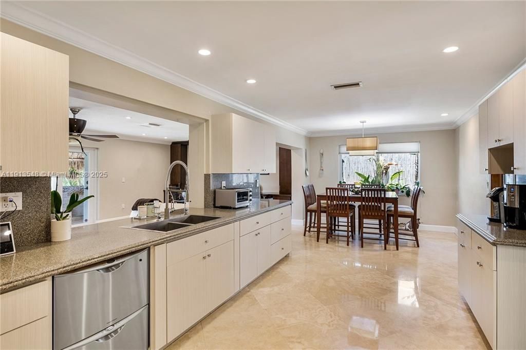 En Venta: $1,997,000 (5 camas, 4 baños, 2564 Pies cuadrados)