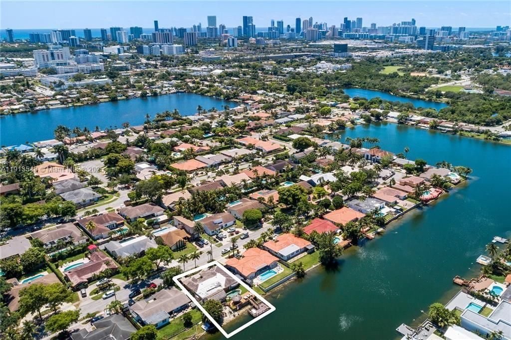 En Venta: $1,997,000 (5 camas, 4 baños, 2564 Pies cuadrados)