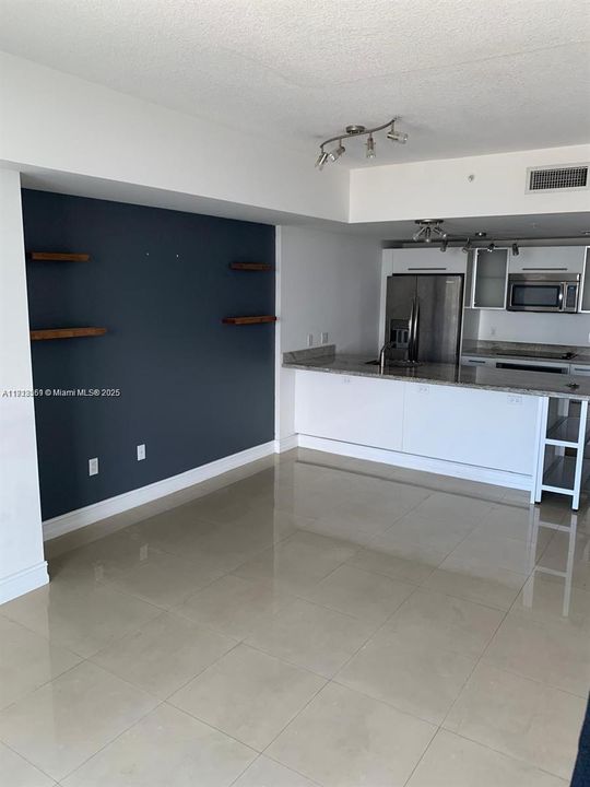 For Sale: $430,000 (1 beds, 1 baths, 825 Square Feet)