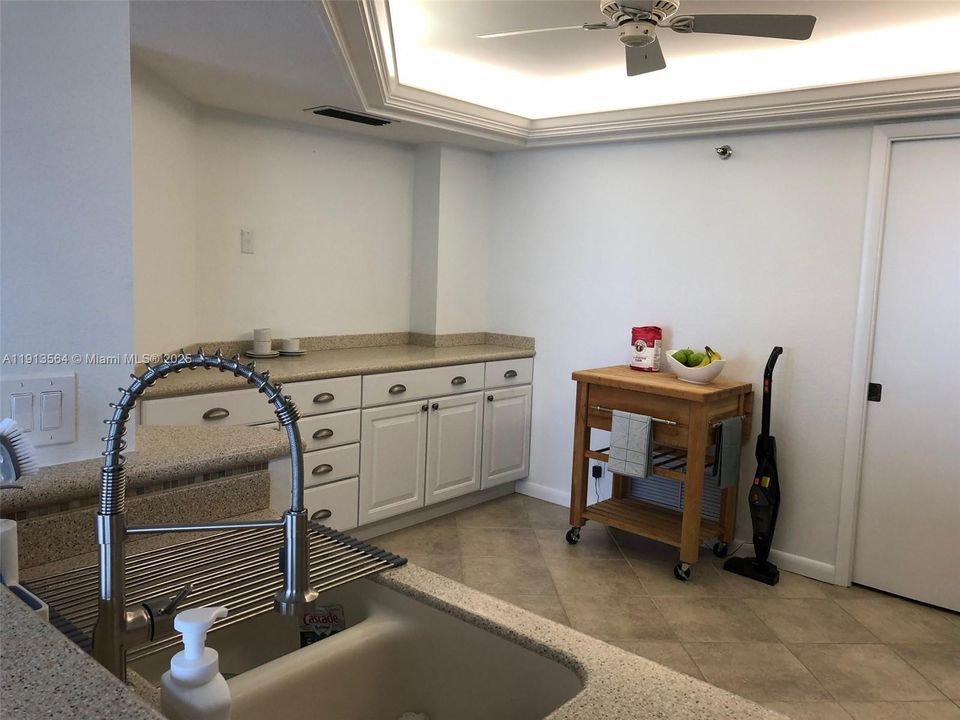 В аренду: $3,300 (2 спален, 2 ванн, 1307 Квадратных фут)