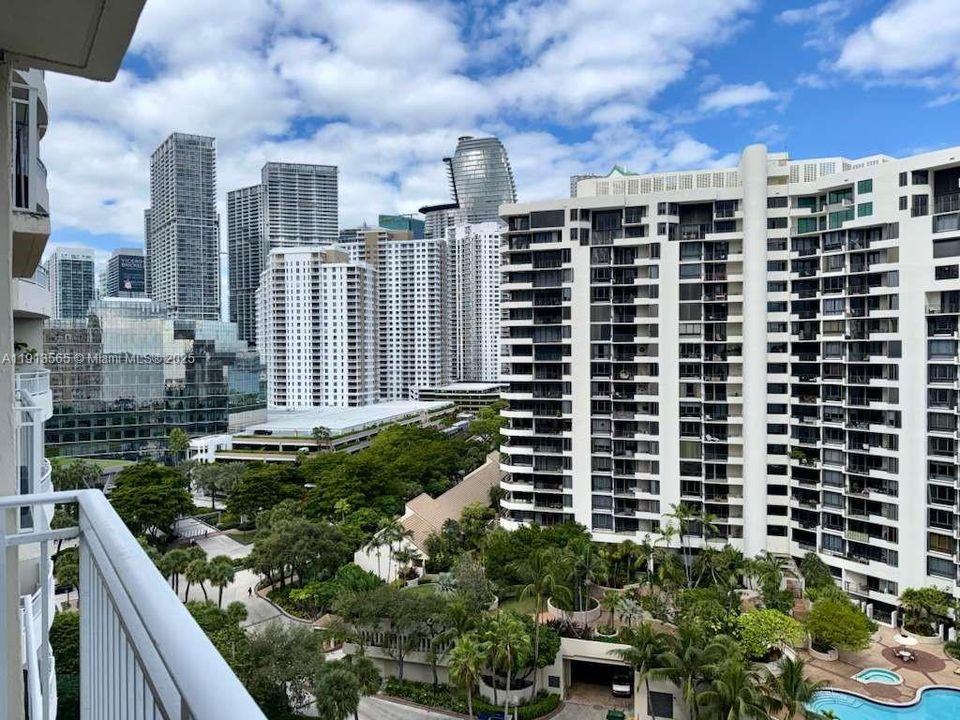 Active With Contract: $469,000 (2 beds, 2 baths, 985 Square Feet)