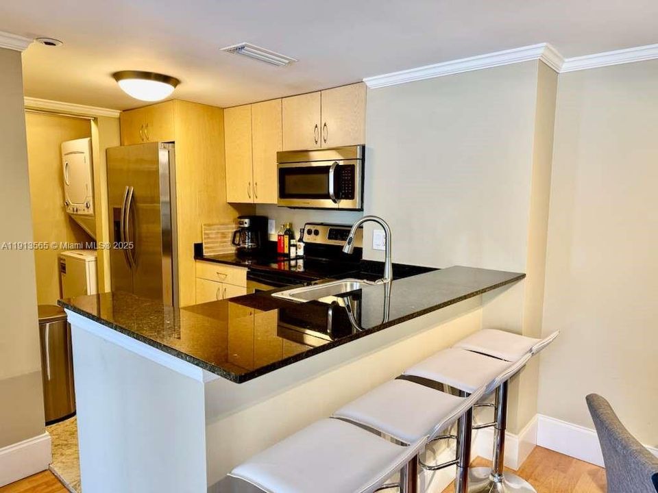 Active With Contract: $469,000 (2 beds, 2 baths, 985 Square Feet)