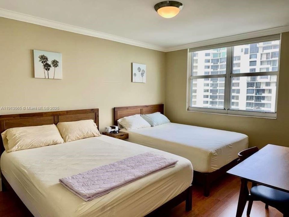 Active With Contract: $469,000 (2 beds, 2 baths, 985 Square Feet)