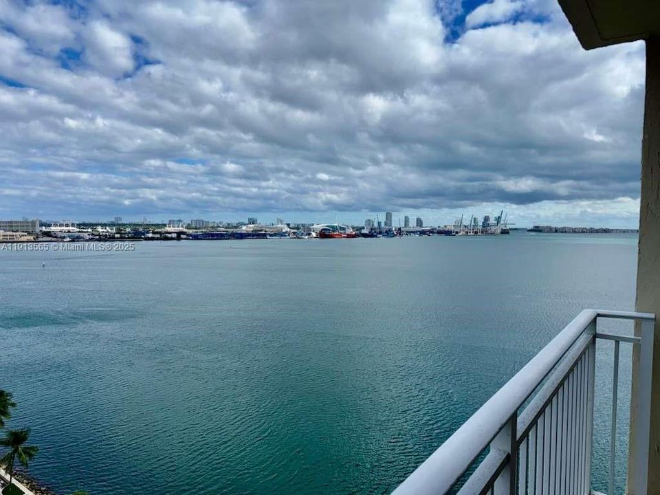 Active With Contract: $469,000 (2 beds, 2 baths, 985 Square Feet)