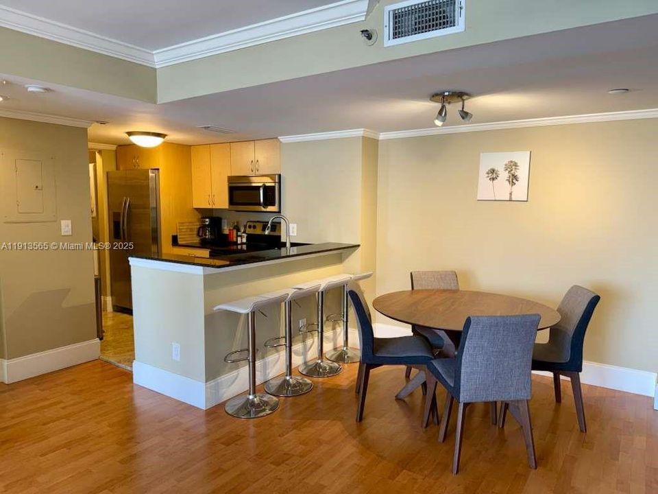 Active With Contract: $469,000 (2 beds, 2 baths, 985 Square Feet)