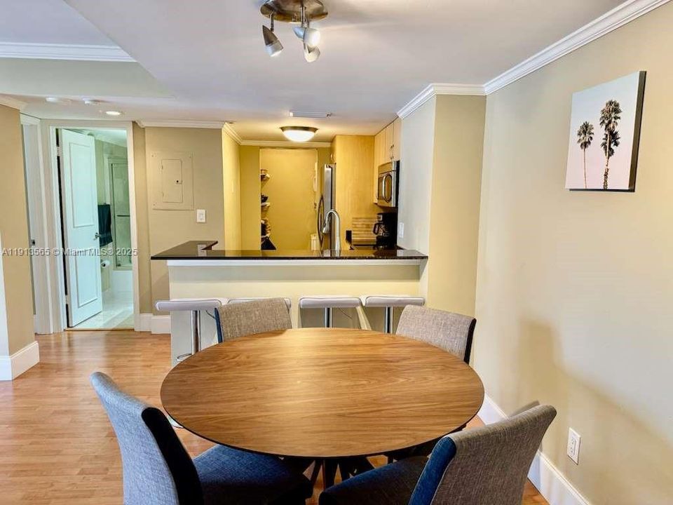 Active With Contract: $469,000 (2 beds, 2 baths, 985 Square Feet)