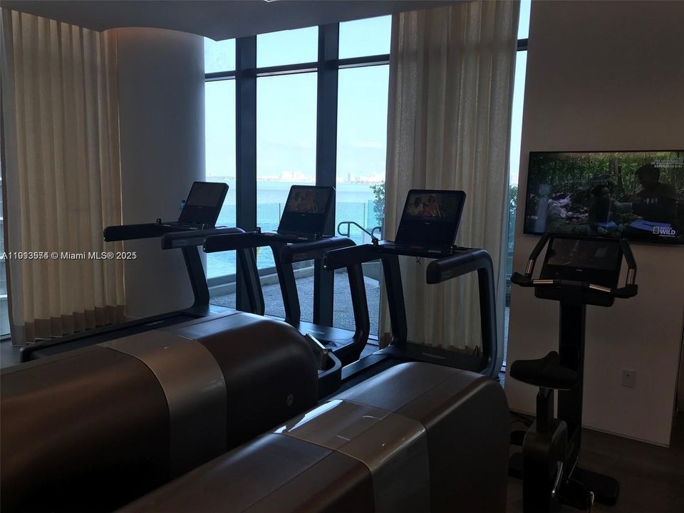 For Rent: $4,450 (1 beds, 1 baths, 706 Square Feet)