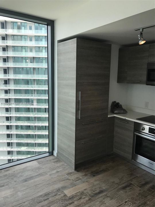 For Rent: $4,450 (1 beds, 1 baths, 706 Square Feet)