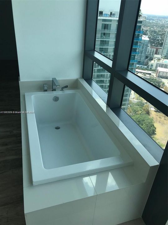 For Rent: $4,450 (1 beds, 1 baths, 706 Square Feet)