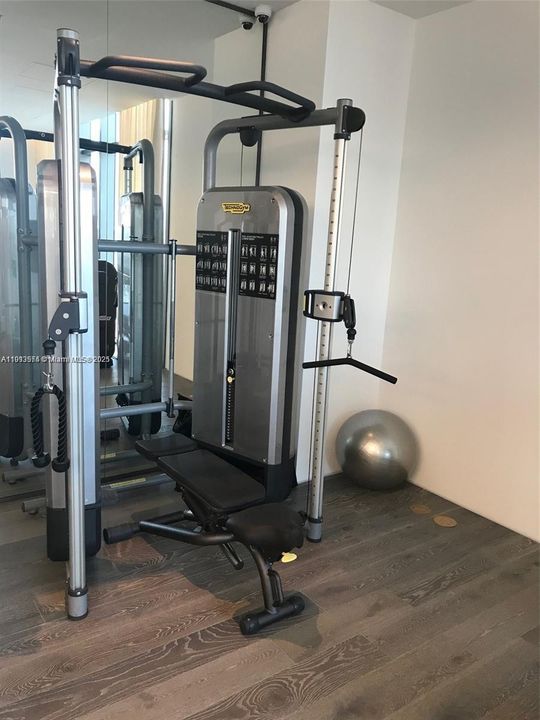 For Rent: $4,450 (1 beds, 1 baths, 706 Square Feet)