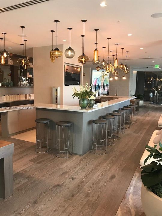 For Rent: $4,450 (1 beds, 1 baths, 706 Square Feet)